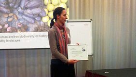 Gudrun Keding recieves poster award. Credit: Bioversity International.