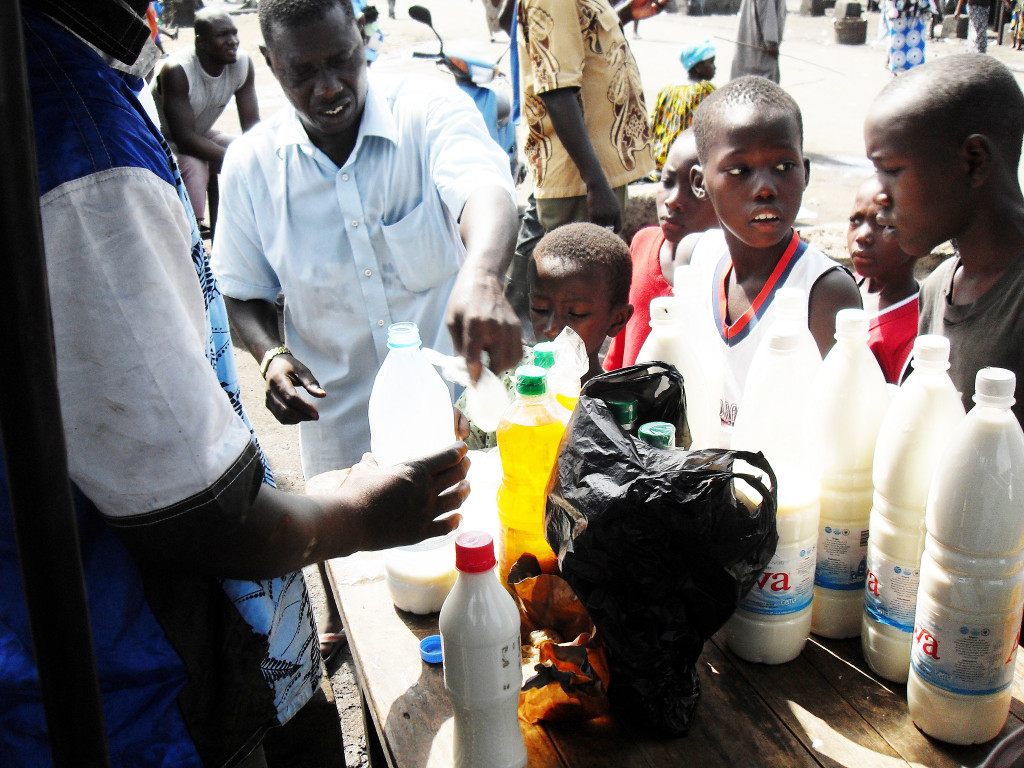 Raw milk sales at Port-Bouët market in Abidjan, Côte d’Ivoire. Photo: Sylvie Mireille Kouamé-Sina, Source: Flickr (ILRI Photos)