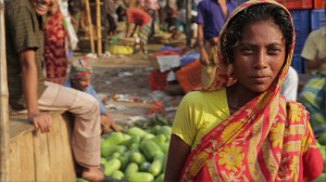 Woman at the market in Bangladesh. (IFPRI Images/Flickr)